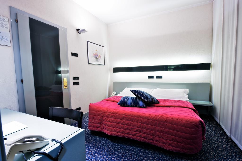 Standard Double or Twin Room,195191200:JPEG